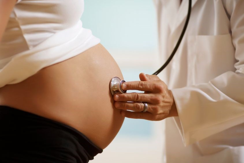 Bên trong bụng mẹ, thai nhi được bao bọc bởi một túi chứa đầy chất lỏng được gọi là túi ối (Ảnh: Canva)