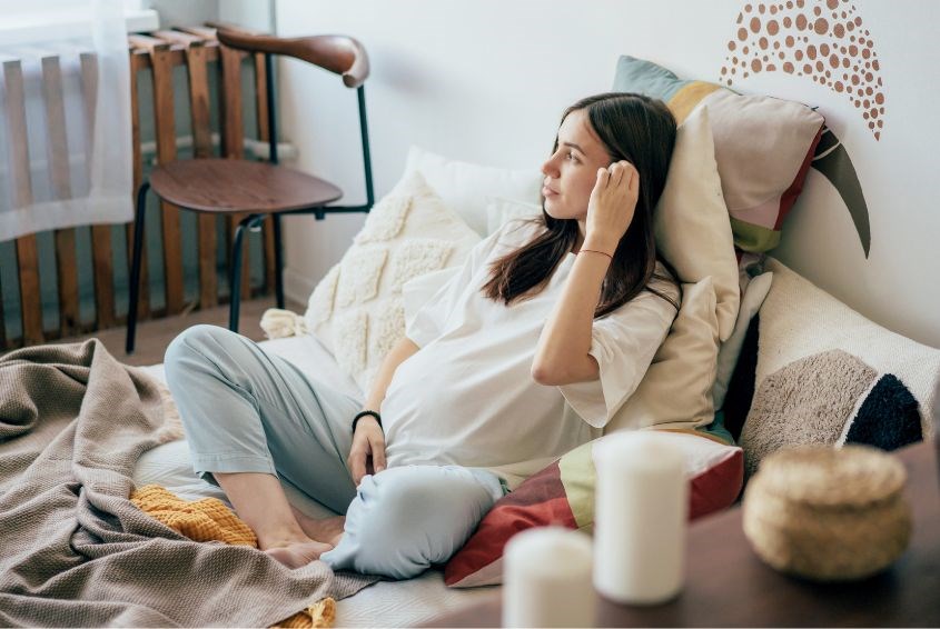 Để đảm bảo quá trình vượt cạn diễn ra suôn sẻ, điều quan trọng là mẹ bầu phải thư giãn (Ảnh: Canva)