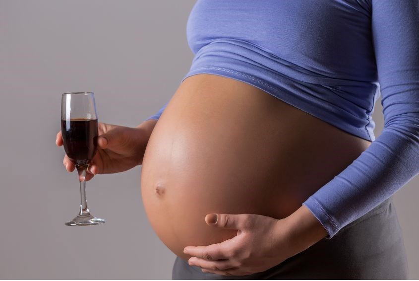 Rượu có thể gây hại cho não và sự phát triển thần kinh tổng thể của trẻ (ảnh: Canva)