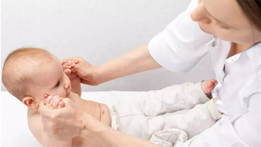 Bố mẹ hỗ trợ bé chứ không dùng lực mạnh. Nguồn: Shutterstock Bố mẹ hỗ trợ bé chứ không dùng lực mạnh. Nguồn: Shutterstock