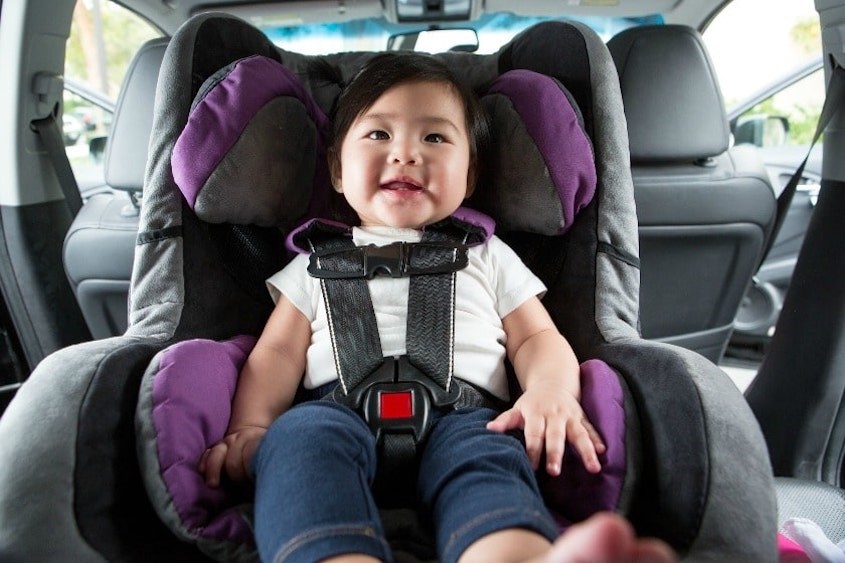 Cha mẹ có thể cho bé ngồi trên xe hơi hoặc tập đi xe bus dạo vòng quanh nơi bạn sống. Nguồn ảnh: baby gooroo