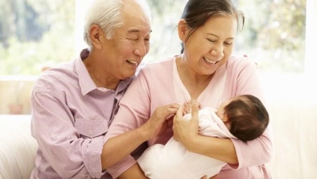 Trẻ có thể dễ dàng nhận biết người thân nếu chúng ta tiếp xúc thường xuyên với trẻ