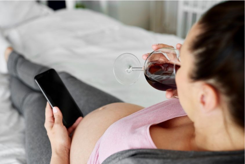 Không uống rượu là cách duy nhất để giữ an toàn cho thai nhi (Ảnh: Canva)