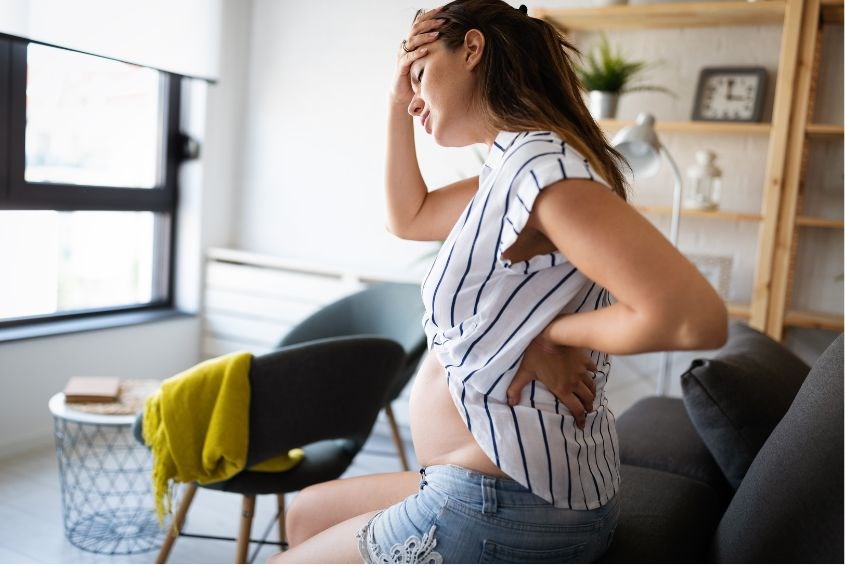 Hội chứng HELLP có thể có các biến chứng nghiêm trọng cho mẹ và con (Ảnh: Canva)