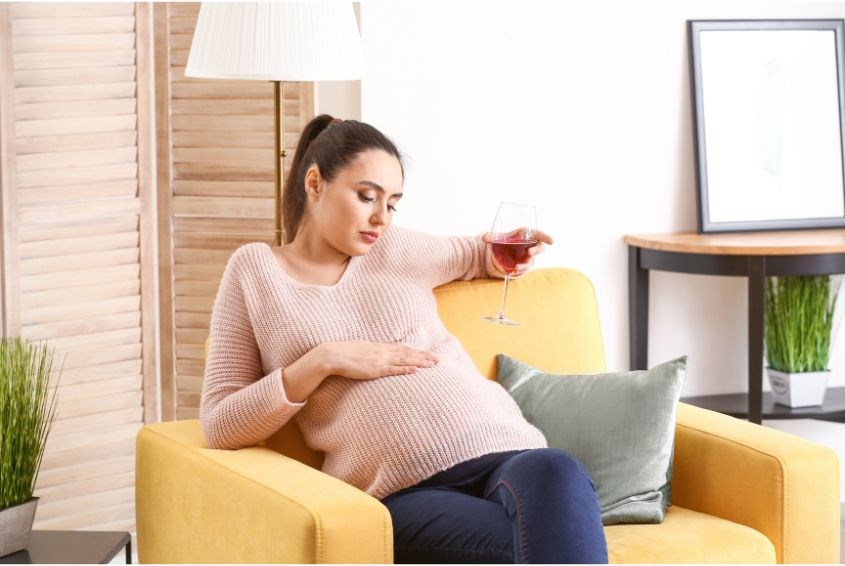 Không có thời gian an toàn nào được thiết lập để uống rượu khi mang thai (Ảnh: Canva)
