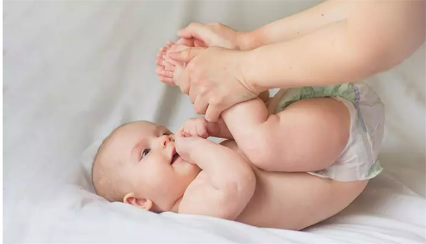 Bố mẹ không dùng lực mạnh mà chỉ hỗ trợ bé. Nguồn: Shutterstock Bố mẹ không dùng lực mạnh mà chỉ hỗ trợ bé. Nguồn: Shutterstock