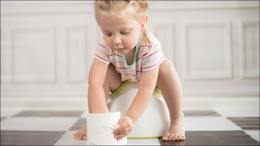 Việc tập cho trẻ tự đi vệ sinh giúp bé hình thành thói quen bài tiết tốt