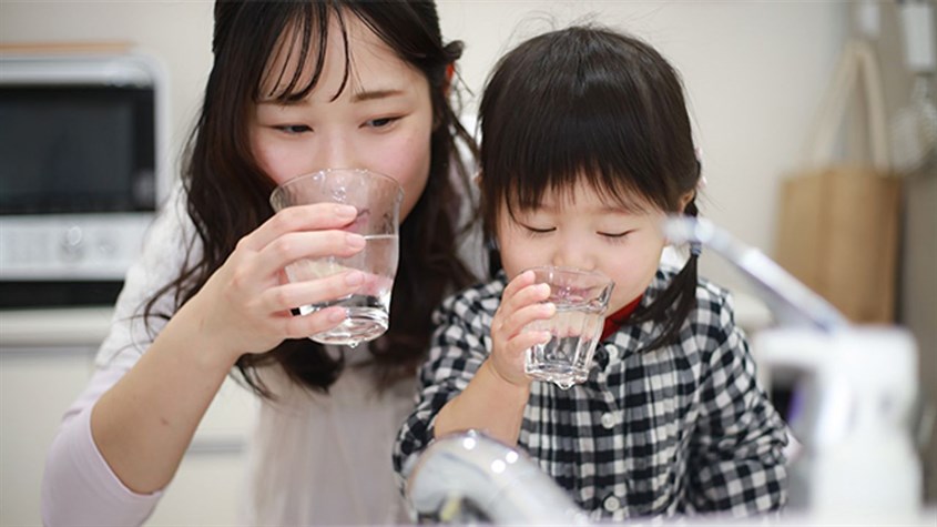 Cho trẻ uống nhiều nước là một trong những bước quan trọng trong quá trình tập cho bé ngồi bô. Nguồn ảnh: Element Nutrition Co.