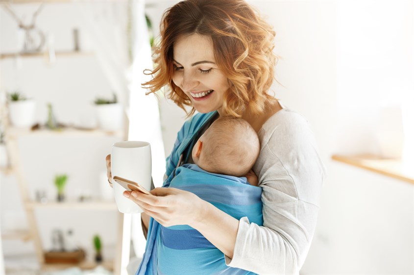 Mẹ có thể vừa ôm trẻ vừa có thể làm việc. Nguồn: Freepik