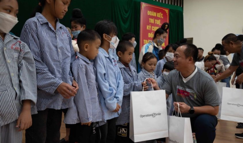 Trao quà cho các em sau khi phẫu thuật