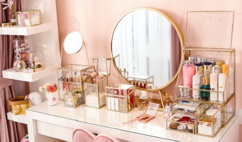 Đặt mỹ phẩm ở bàn trang điểm, tránh ánh nắng trực tiếp