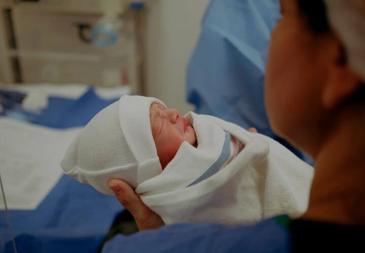 Khi mới chào đời, bác sĩ thường đội nón sơ sinh cho bé ngay