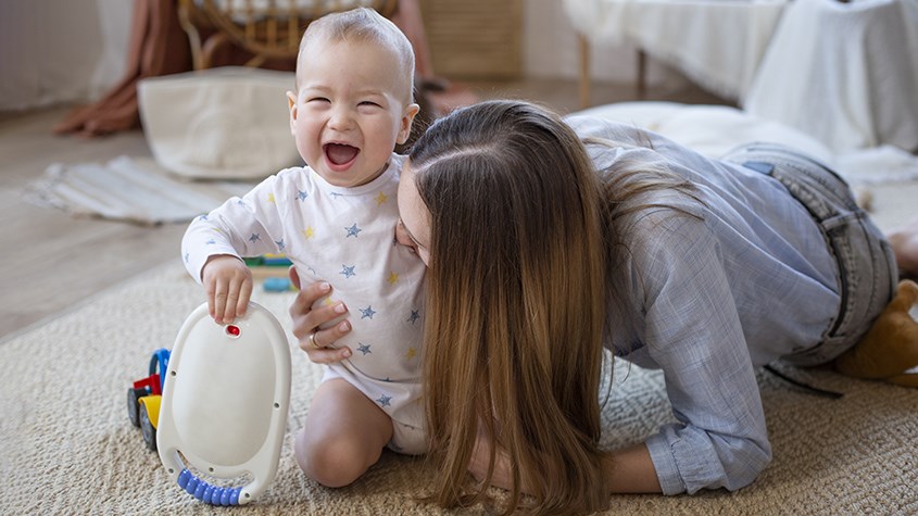 Em bé đang chơi cùng mẹ với đồ chơi an toàn phù hợp cho trẻ dưới 1 tuổi