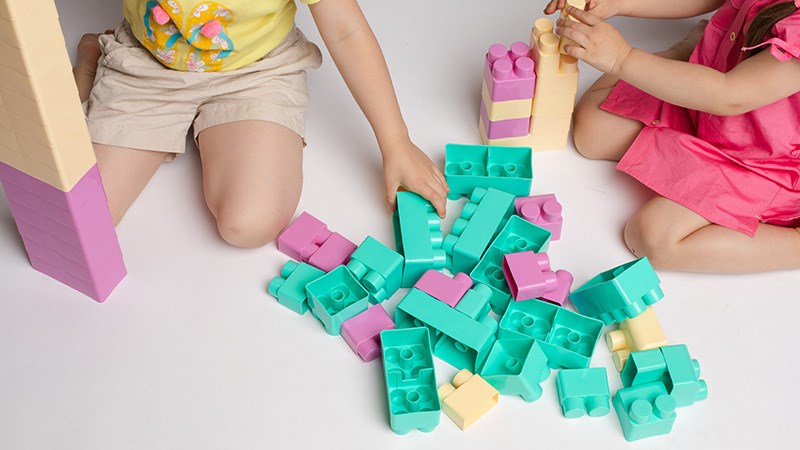 Ghép hình là trò chơi trí tuệ giúp trẻ phát triển tư duy và các kỹ năng sống. Hình ảnh: Freepik