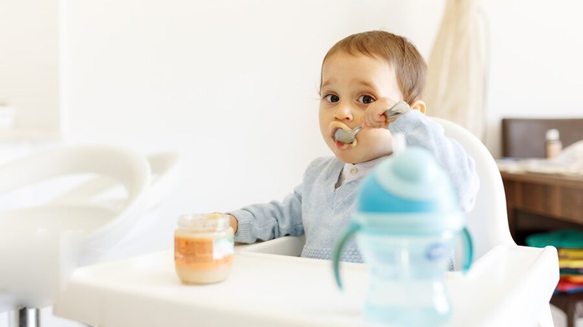 Trẻ 9 tháng tuổi thường rất thích tự ăn.