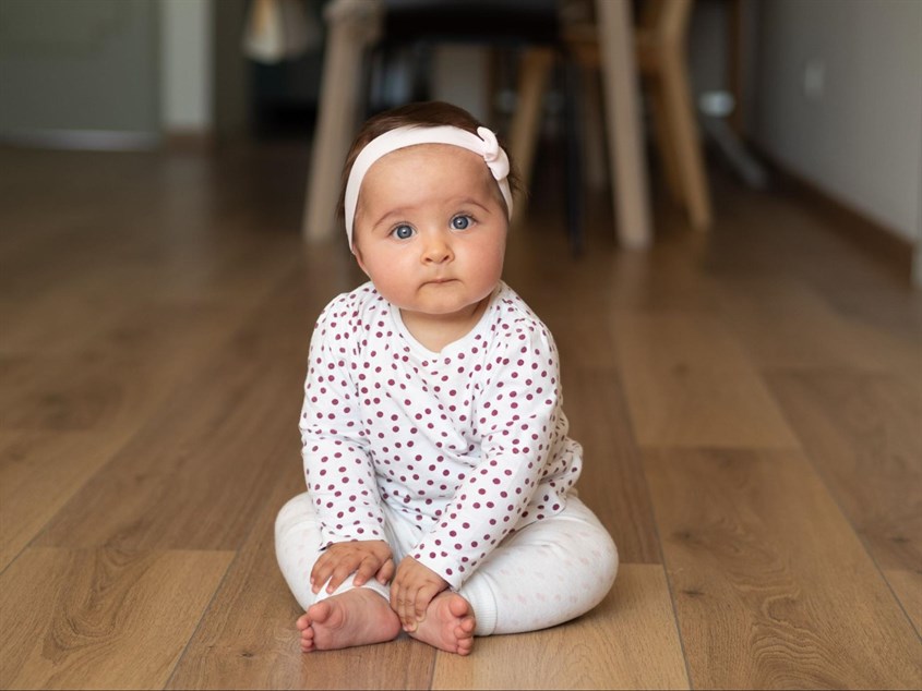 Từ 7 đến 9 tháng tuổi trẻ bắt đầu tập ngồi. Ảnh: unsplash