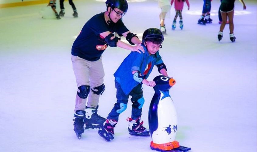 Tại Vinpearl Land Ice Rink các bạn nhỏ vô cùng thích thú với trò trượt băng. Nguồn: internet