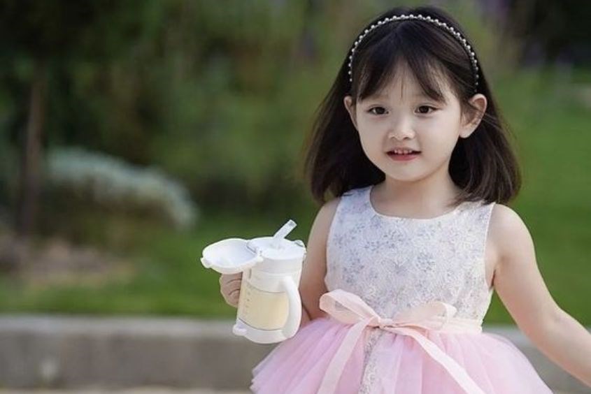 Tóc thẳng là kiểu tóc đẹp cho bé gái mặt tròn Tóc thẳng là kiểu tóc đẹp cho bé gái mặt tròn