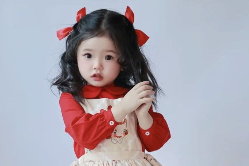 Kiểu uốn xoăn cho những bé có tóc dài chấm vai Kiểu uốn xoăn cho những bé có tóc dài chấm vai