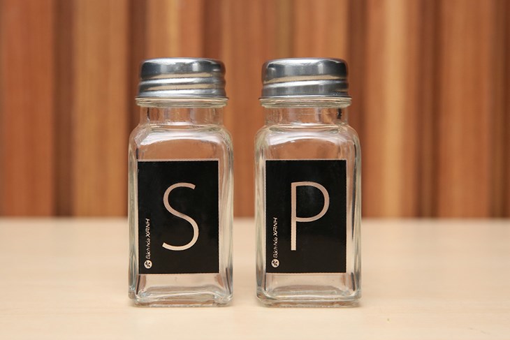 Bộ 2 hũ đựng gia vị thủy tinh 100 ml BHX SE-53125 nhỏ gọn, in 2 ký hiệu chữ S - muối và P - tiêu đơn giản