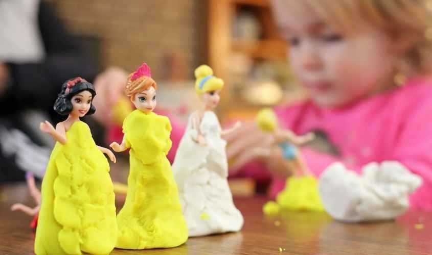 Kích thích sự sáng tạo của trẻ qua trò chơi nặn đất sét (nguồn internet)