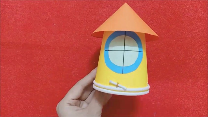 làm đồ chơi từ cốc giấy để tạo ra tên lửa
