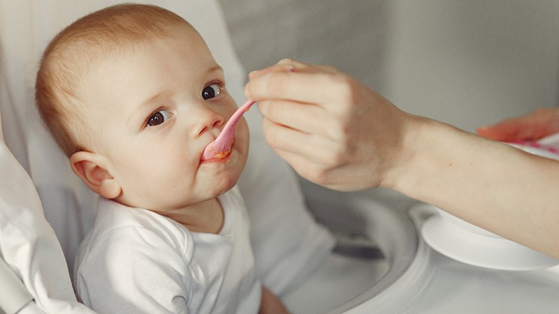 Cần duy trì chế độ dinh dưỡng hợp lý để tránh vấn đề chậm mọc răng ở trẻ nhỏ. Nguồn: Freepik.