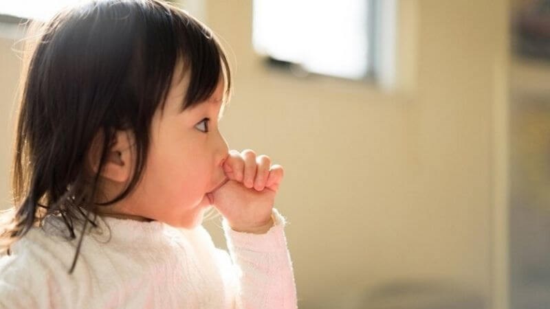 Thói quen mút tay ở trẻ em có thể là nguyên nhân gây lệch khớp cắn