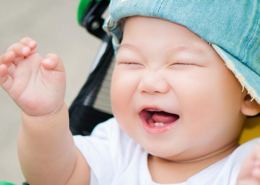 Bé biết tỏ ra đáng yêu khi muốn xin mẹ đồ chơi