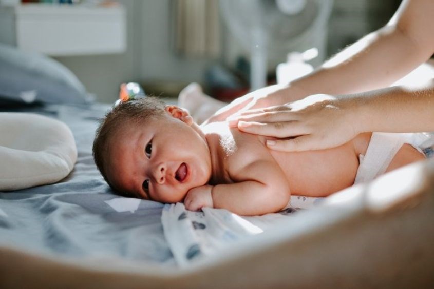 Nên tắm nắng cho trẻ sơ sinh lúc mấy giờ? Cách tắm nắng an toàn cho bé