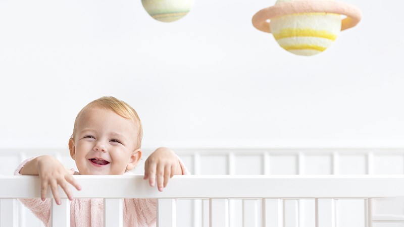 Bạn cần lựa chọn nôi hoặc cũi đáp ứng đủ các tiêu chuẩn an toàn cho trẻ sơ sinh.