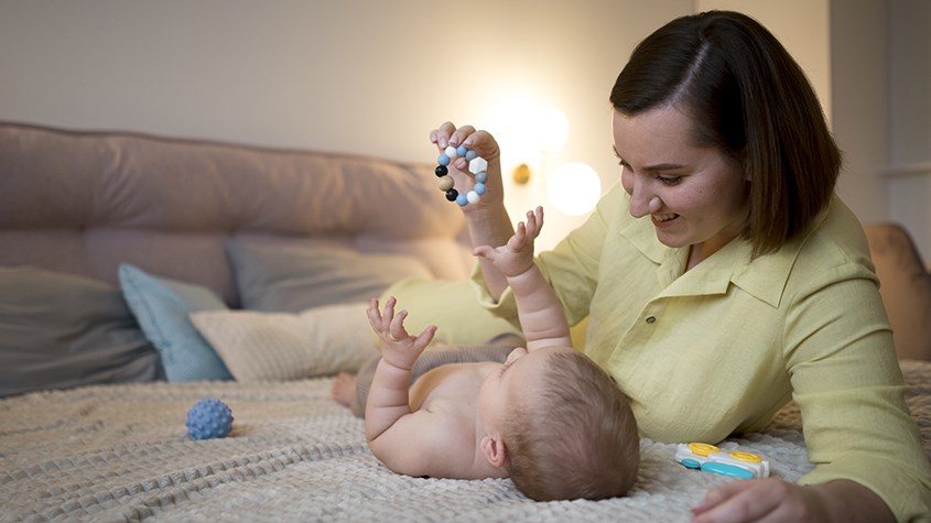 Trẻ nhỏ thường thích bắt chước, bạn nên lưu ý cách dùng từ khi trò chuyện với chúng.