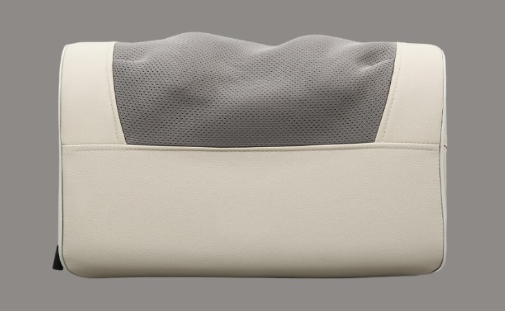 Gối massage Rio Beauty BT-MANO-EU có kiểu dáng gọn gàng cùng trọng lượng chỉ 2kg, giúp người dùng dễ dàng mang theo khi đi xa