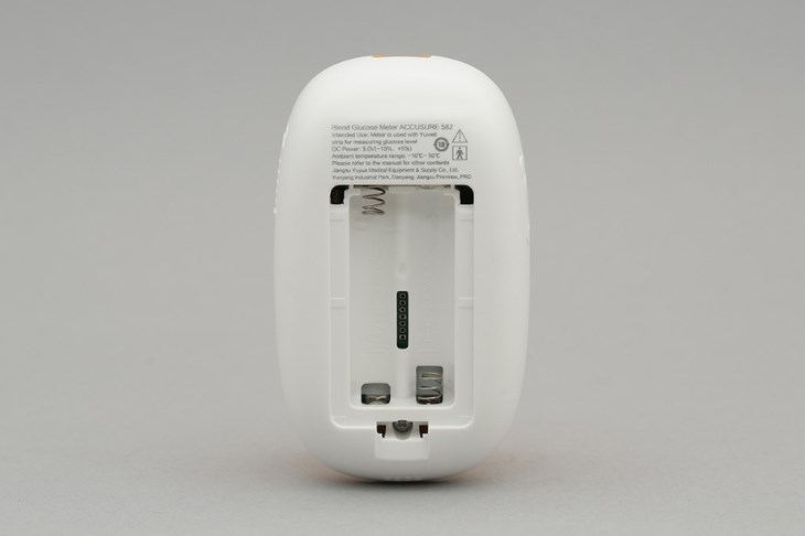 Người dùng chỉ cần lắp 2 viên pin AAA vào máy để sử dụng, vô cùng tiện lợi và nhanh chóng