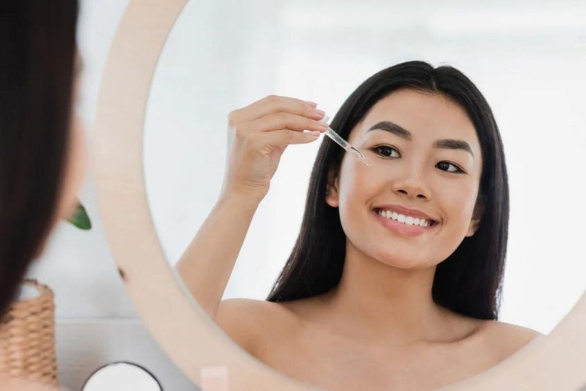 Cách chăm sóc da mặt bị nám tiếp theo là dùng serum dưỡng ẩm da mặt