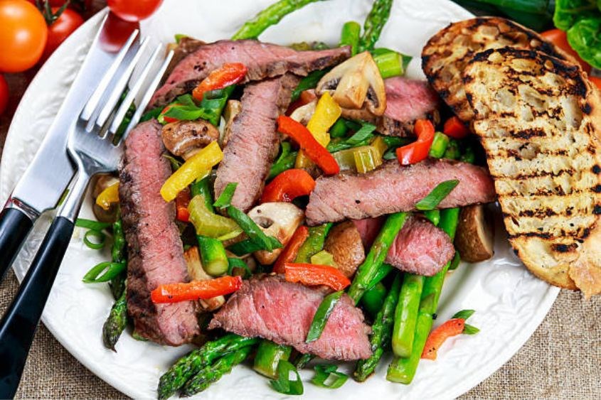 Măng tây xào thịt bò chứa hàm lượng sắt và protein cao. Ảnh: Freepik
