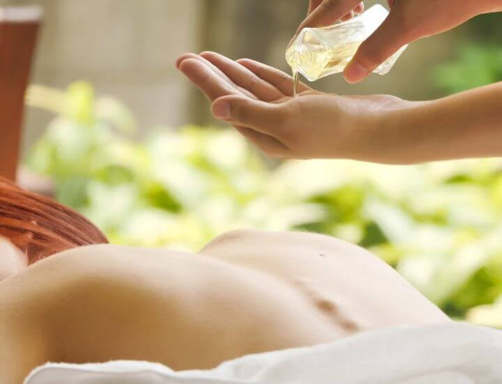 Dùng tinh dầu massage có thể giảm đau nhức