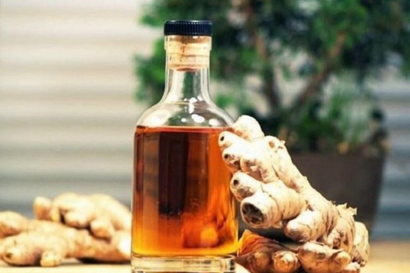 Massage với rượu gừng giúp vùng bụng sau sinh săn chắc hơn. Ảnh: iStock