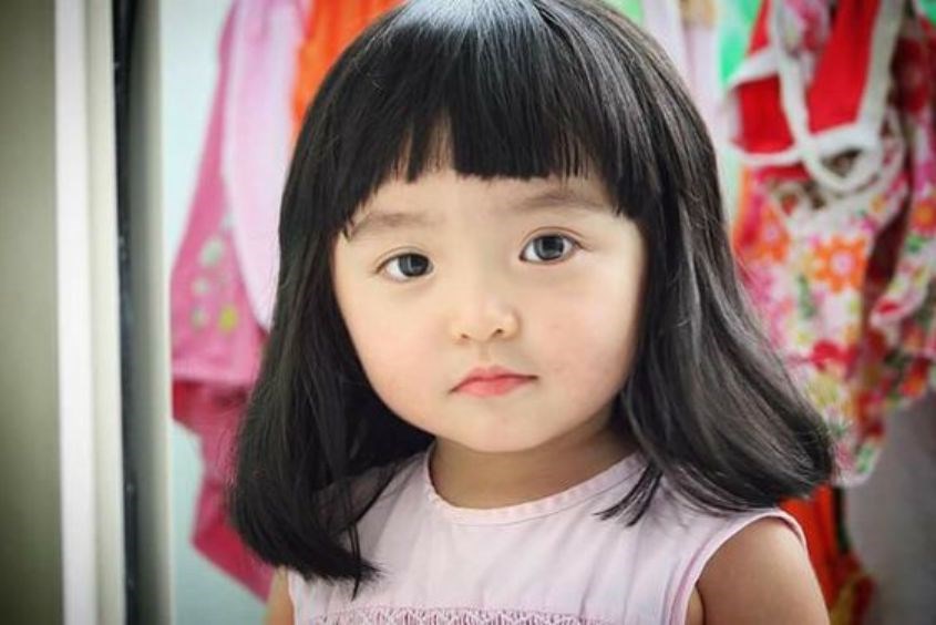 Mẫu tóc ngang vai cho bé gái xinh xắn