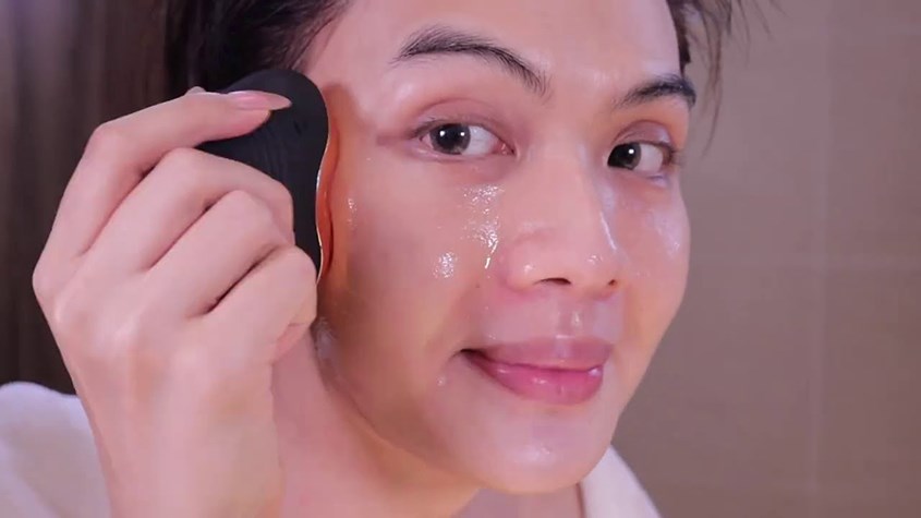 Sử dụng máy rửa mặt để các bước dưỡng ẩm phía sau được thẩm thấu tốt hơn.