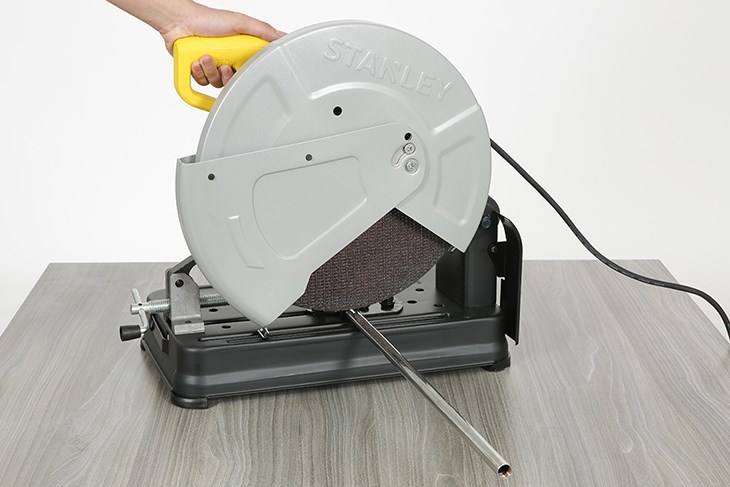Máy cắt sắt Stanley SSC22-B1 2200W có Bàn cắt thiết kế chuyên dụng, đặt ổn định trên mặt bàn, kệ, hỗ trợ cắt chính xác, linh hoạt Máy cắt sắt Stanley SSC22-B1 2200W có bàn cắt thiết kế chuyên dụng, đặt ổn định trên mặt bàn, kệ, hỗ trợ cắt chính xác, linh hoạt