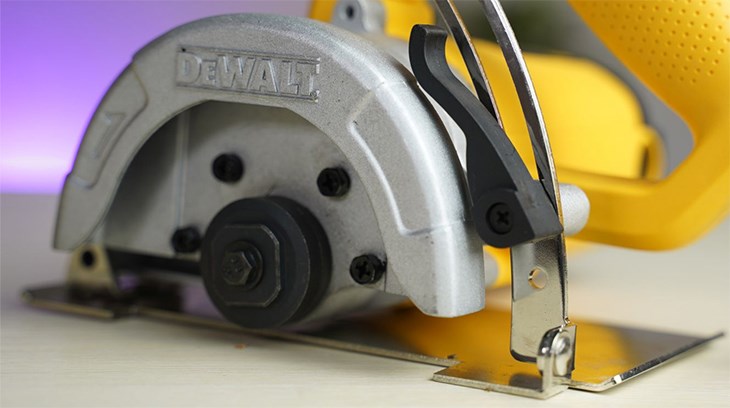 Máy cắt gạch Dewalt DW862-B1 1270W trang bị nút khoá cò giúp giảm thiểu tình trạng mỏi tay cho người dùng, không cần nhấn giữ cò liên tục Máy cắt gạch Dewalt DW862-B1 1270W trang bị nút khoá cò giúp giảm thiểu tình trạng mỏi tay cho người dùng, không cần nhấn giữ cò liên tục