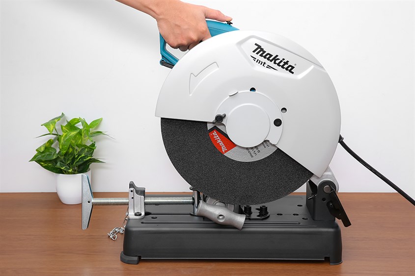 Máy cắt sắt Makita M2401B 2000W thuộc thương hiệu Nhật Bản