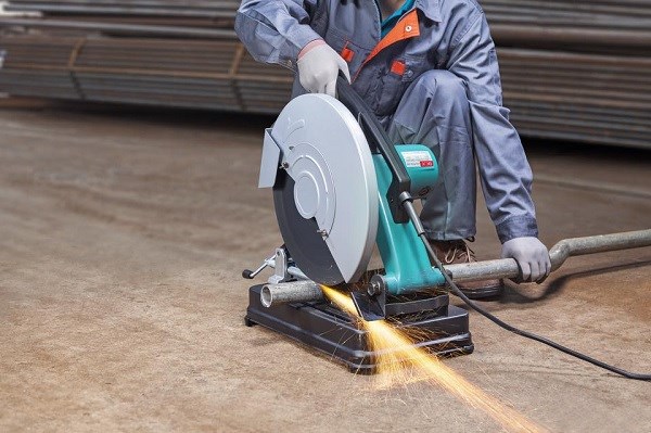 Độ sâu khi cắt phụ thuộc vào góc cắt, độ bén của lưỡi dao nên cả 2 loại đều có khả năng cắt tốt