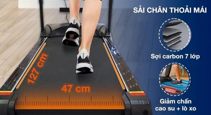 Máy chạy bộ Poongsan TMP 900 có thảm chạy với tiết diện lớn cho người dùng tự tin sải bước, mang lại hiệu quả tập luyện tốt