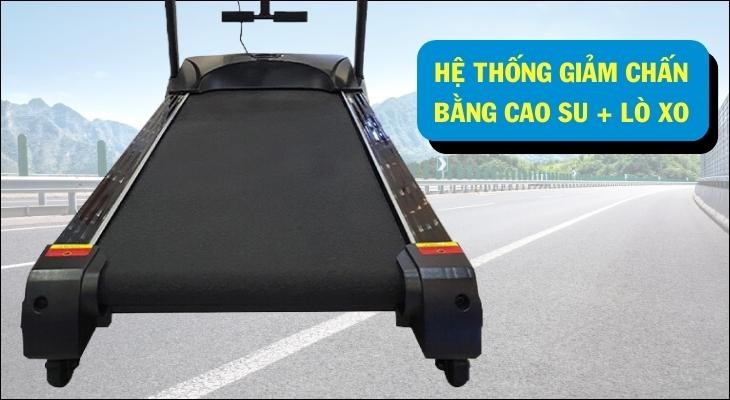 Máy chạy bộ Poongsan TMP 900 sử dụng hệ thống giảm chấn cao su và lò xo giúp giảm tác động xấu lên xương khớp của người sử dụng