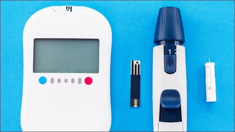 Lượng đường trong máu hiển thị thông qua phản ứng với thuốc thử ở đầu que thử
