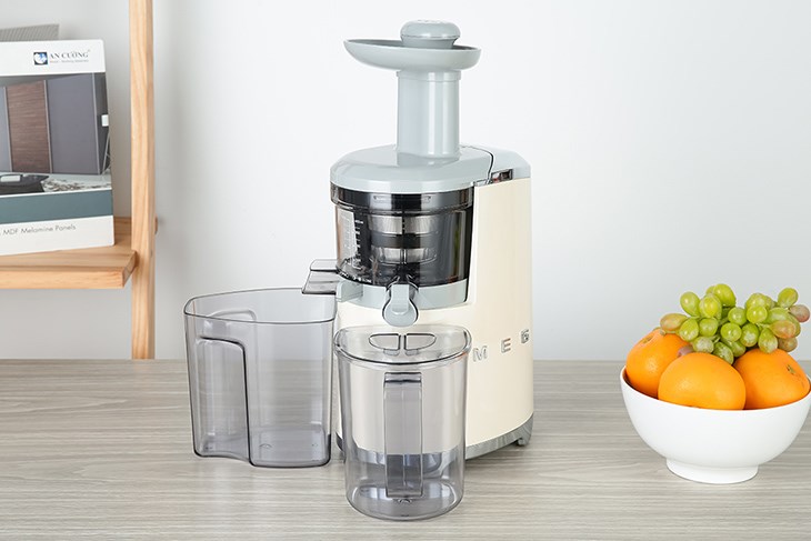Máy ép chậm Smeg SJF01CREU (535.43.625) được làm từ Tritan bền bỉ, an toàn cho sức khỏe