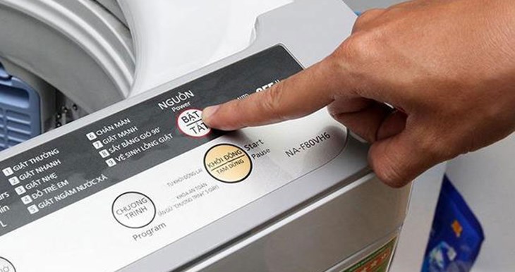 Bạn hãy bật nguồn máy giặt lên