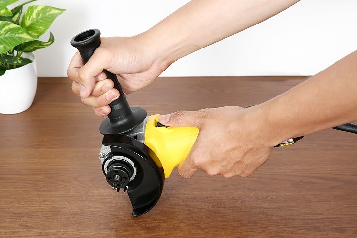 Máy mài góc Stanley SG7100-B1 750W có công dụng làm nhẵn bề mặt vật liệu, mài cạnh sắc